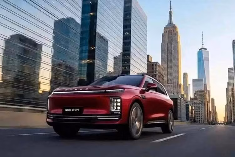 Việc chính thức đi vào sản xuất hàng loạt vào đầu tháng này cho thấy mẫu xe SUV điện cỡ lớn Exeed EX7 đã sẵn sàng để tiến ra thị trường, mang theo kỳ vọng về một cuộc bứt phá mới cho tập đoàn Chery trong phân khúc xe sang.