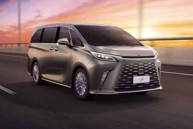 Mẫu concept Lexus LS Concept hé lộ cuối năm 2025 cho thấy thương hiệu xe sang Lexus có thể phát triển một mẫu minivan siêu sang sáu bánh thay thế vai trò sedan đầu bảng. Tuy nhiên, đây vẫn chỉ là ý tưởng và cần thêm thời gian để trở thành sản phẩm thương mại.
