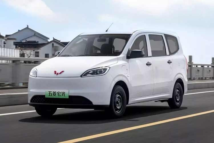 Theo TMT Motors - nhà phân phối xe Wuling chính hãng ở Việt Nam, mẫu xe MPV điện Hongguang EV sẽ chính thức được mở bán trong năm 2026. Hiện chưa rõ xe sẽ được nhập khẩu nguyên chiếc từ Trung Quốc hay lắp ráp trong nước. Trước đó, 2 mẫu xe Wuling Hongguang Mini EV và Bingo đều được TMT Motors lắp ráp tại nhà máy ở Hưng Yên.