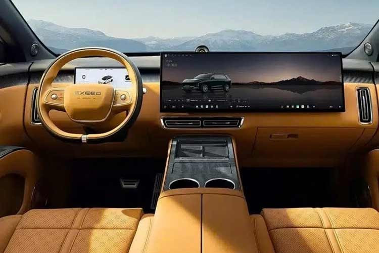 Tổng thể thiết kế cho thấy Exeed hướng tới phong cách hiện đại và đơn giản hóa chi tiết, phù hợp với xu hướng thiết kế đang phổ biến trong phân khúc xe điện. Xe được cung cấp nhiều tùy chọn mâm lốp đa dạng từ 19 đến 21 inch, phù hợp với các nhu cầu vận hành khác nhau. Theo dữ liệu từ MIIT, phiên bản đầu tiên lộ diện được trang bị một mô-tơ điện đặt tại trục sau cho công suất tối đa 230 kW (tương đương khoảng 308 mã lực).