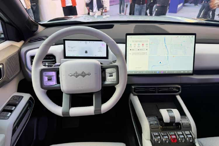 Trong khi đó, trang bị tiện nghi tiêu chuẩn của Fang Cheng Bao Ti3 Flash Charging Edition mới có những điểm nổi bật như ghế trước sưởi/thông gió, vô lăng sưởi, kính cách âm hai lớp phía trước, kính riêng tư phía sau,...