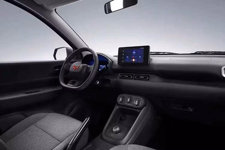 Khoang nội thất của mẫu ô tô Trung Quốc này có các cửa gió điều hòa hình chữ nhật, nhiều núm điều khiển vật lý và vô lăng đáy phẳng. Trang bị của xe khá nghèo nàn với chìa khóa điều khiển từ xa, chức năng hạ kính một chạm cho ghế lái, ổ điện 12V trên xe và hệ thống radio. Màn hình cảm ứng trung tâm 8 inch đặt nổi chỉ là trang bị tùy chọn.