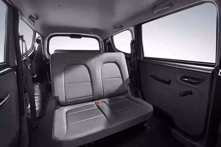 Tương tự như vậy, phần đuôi xe có thiết kế đơn giản và tổng thể vuông vức. Hãng cho biết xe được tối ưu với 14 chi tiết giảm lực cản không khí nhằm cải thiện phạm vi di chuyển. Người mua có thể chọn 3 màu sơn ngoại thất gồm trắng Polar White, bạc Clear Sky Silver và xám Tungsten Steel Gray.