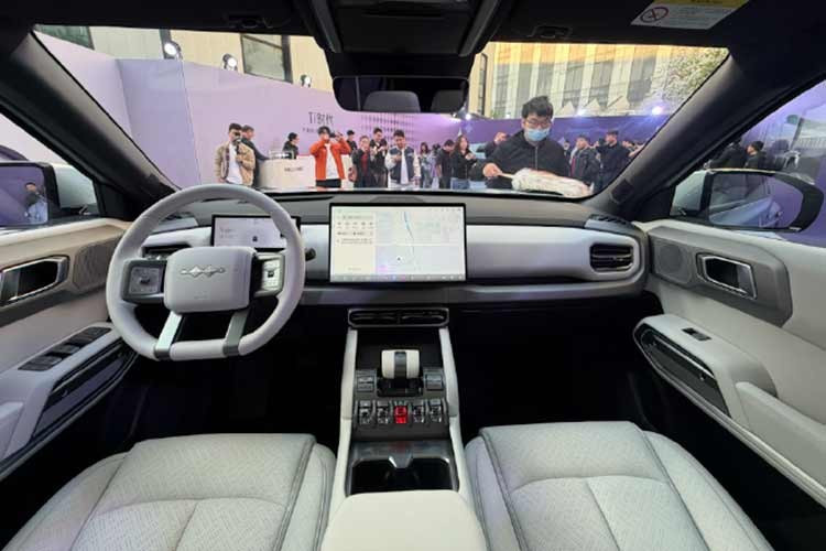 Fang Cheng Bao Ti3 Flash Charging Edition RWD sở hữu phạm vi hoạt động 620 km theo tiêu chuẩn CLTC của Trung Quốc. Con số tương ứng của bản AWD là 565 km. So với mức 501 km của phiên bản cũ, Fang Cheng Bao Ti3 mới có phạm vi di chuyển tăng đáng kể.