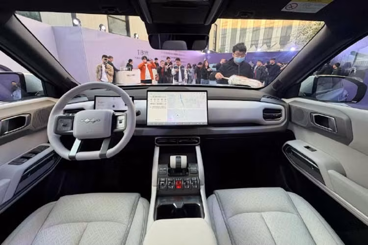 Fang Cheng Bao Ti3 Flash Charging Edition RWD sở hữu phạm vi hoạt động 620 km theo tiêu chuẩn CLTC của Trung Quốc. Con số tương ứng của bản AWD là 565 km. So với mức 501 km của phiên bản cũ, Fang Cheng Bao Ti3 mới có phạm vi di chuyển tăng đáng kể.