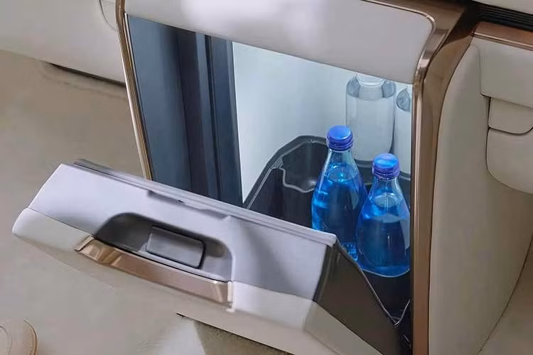 Tại Nhật Bản, Lexus LM500h 2026 hiện đã được mở bán với giá từ 15,2 triệu yên (khoảng 95.700 USD - hơn 2,6 tỷ đồng) cho bản Version L sáu chỗ và 20,3 triệu yên (khoảng 127.800 USD - hơn 4,4 tỷ đồng) cho bản Executive bốn chỗ.