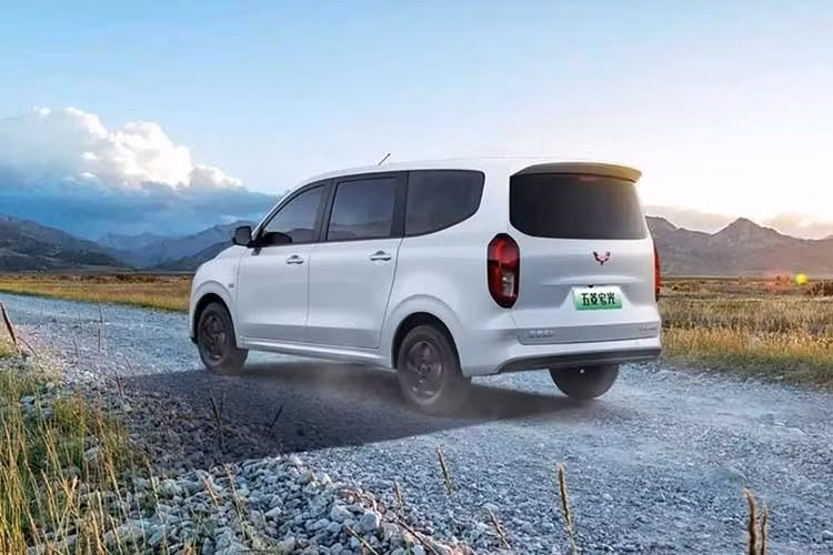 Wuling Hongguang EV vốn là phiên bản thuần điện của mẫu MPV bán khá chạy Hongguang ở thị trường Trung Quốc. Chính thức ra mắt tại thị trường nội địa trong năm 2024, mẫu xe này được định vị là “MPV thuần điện dẫn động cầu sau đầu tiên trên thế giới ở phân khúc giá khoảng 60.000 Nhân dân tệ”.