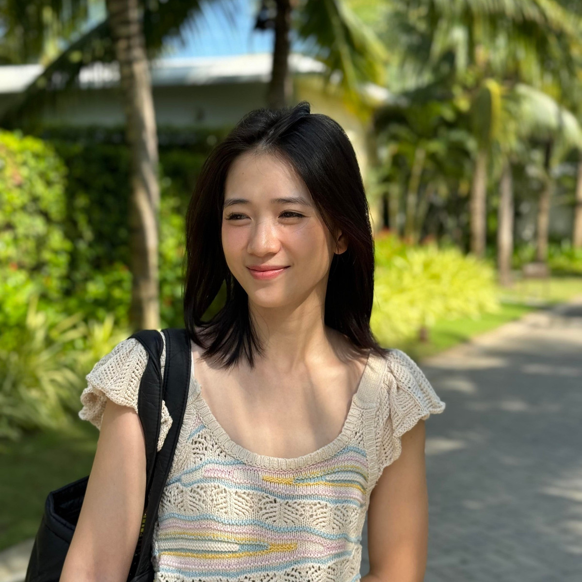 "Hot girl bệ giảng" duy trì lối sống cân bằng, tránh xa thị phi. Cô và JustaTee từng chia sẻ bí quyết giữ gìn tình cảm là "không tránh mâu thuẫn nhưng biết cách ngồi lại cùng nhau".