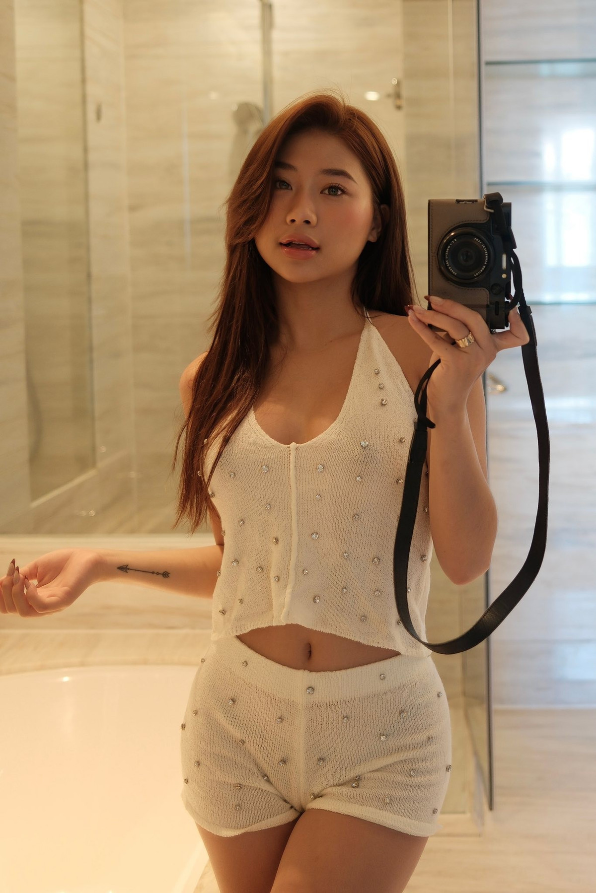 Louis Phạm lý giải đó là do cô nàng đã chỉnh màu da, tuy nhiên, lý do vẫn chưa thực sự thuyết phục được dân mạng.