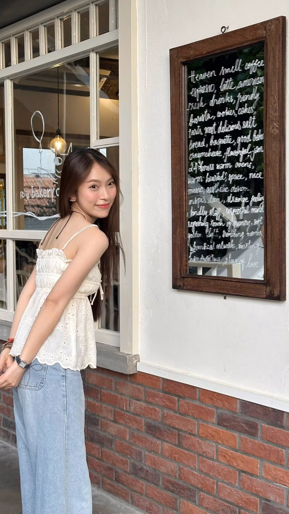 Dù chỉ diện áo hai dây đơn giản, xương quai xanh gợi cảm cùng làn da trắng sứ vẫn giúp Khánh Vy nổi bần bật trong khung hình.