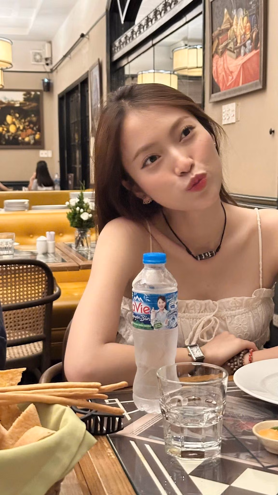 Rũ bỏ hình ảnh nghiêm túc trên sóng truyền hình, Khánh Vy đời thường là một cô gái Gen Z chính hiệu: Nhí nhảnh và yêu đời.