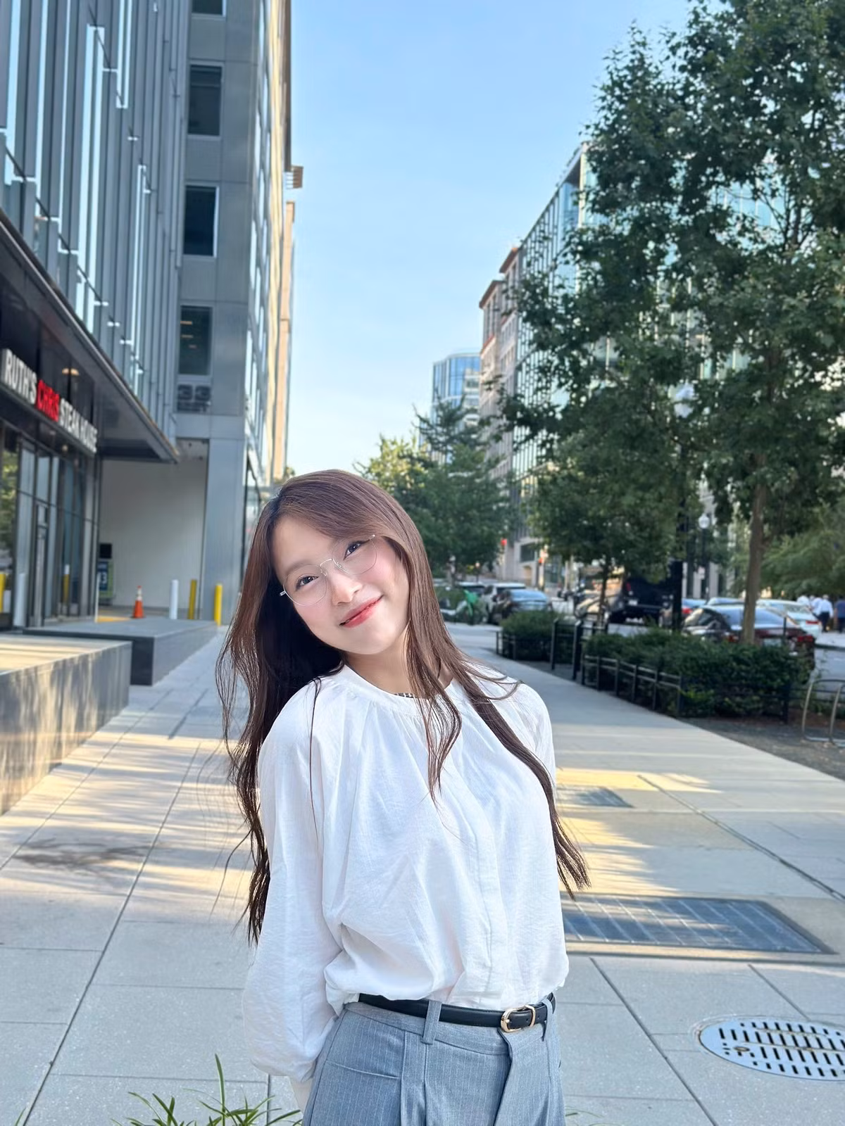 Hay ngay cả trong hậu trường chụp ảnh, qua màn hình máy ảnh chưa chỉnh sửa, nhan sắc của Khánh Vy vẫn giữ được độ sắc nét.