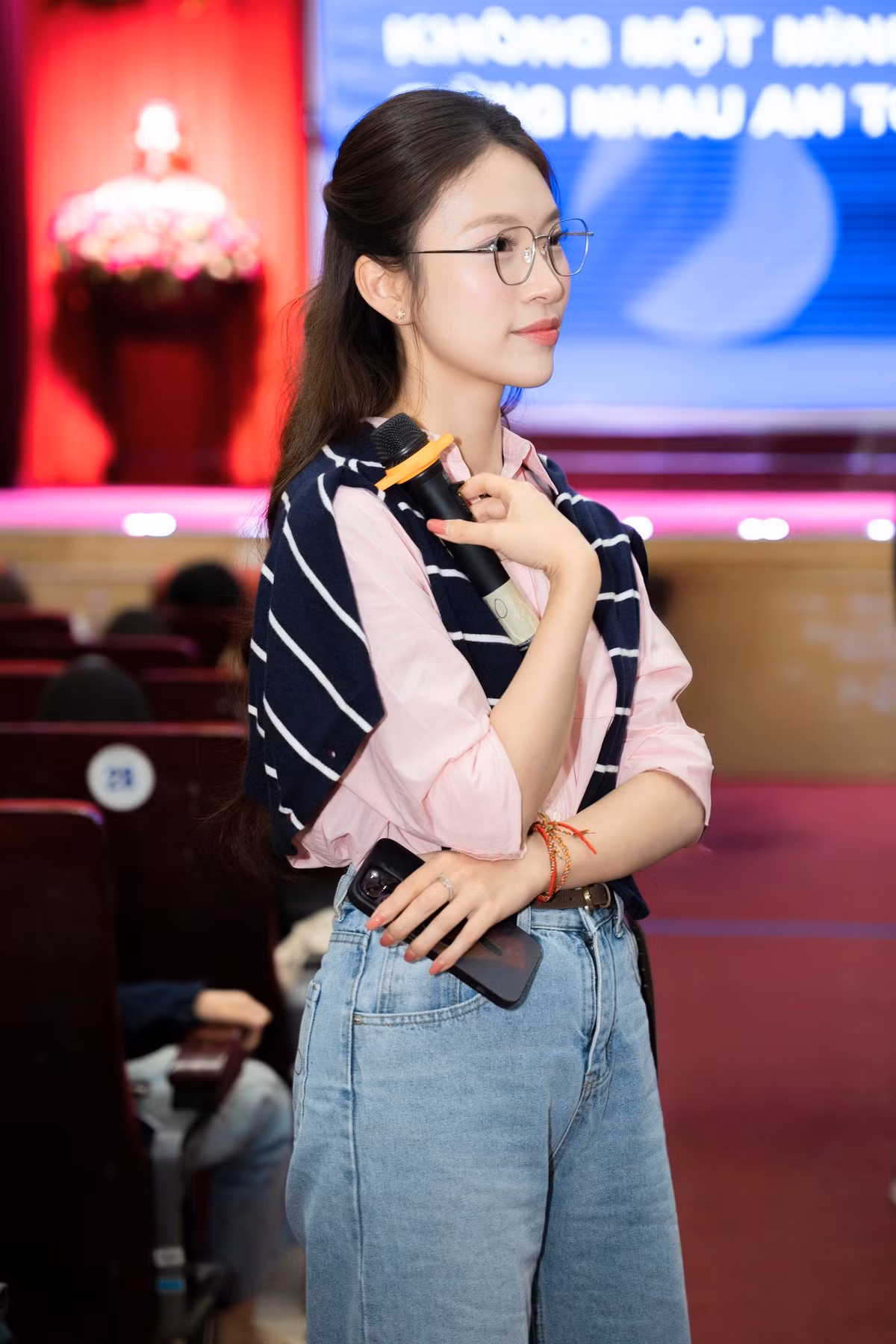 Lớp nền da căng bóng, mịn màng không hề có dấu hiệu mệt mỏi hay khuyết điểm, kết hợp cùng nụ cười tỏa nắng và đôi má lúm đồng tiền duyên dáng đã tạo nên một visual tràn đầy năng lượng tích cực ("vitamin vui vẻ") của Khánh Vy.