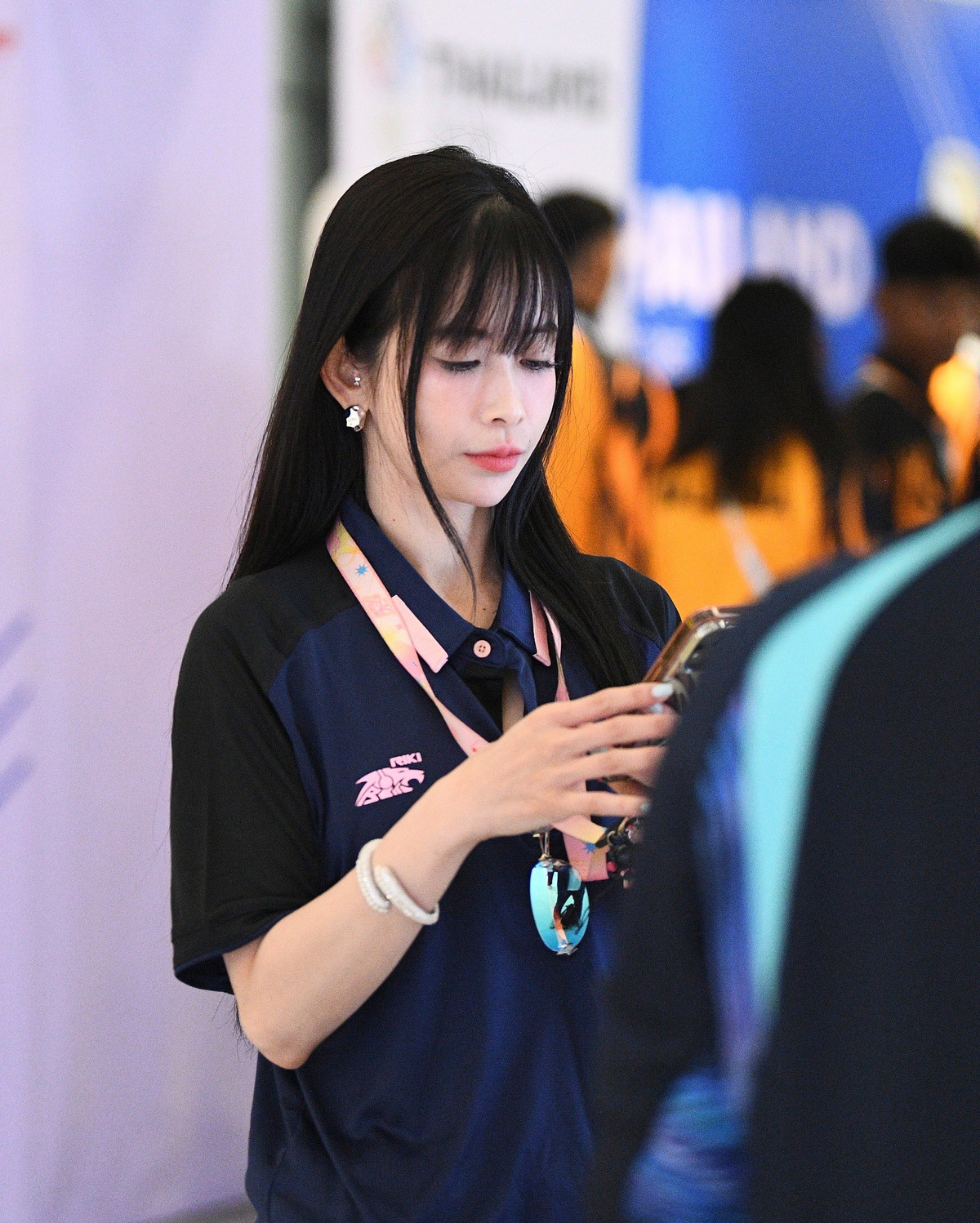 "Chị đẹp" chia sẻ về cảm xúc hoài niệm khi chứng kiến các VĐV trên sàn đấu: "Khi bước vào đây rồi, tôi có cảm giác nổi da gà. Nhạc vang lên tạo cảm giác hồi hộp, cảm giác SEA Games trở lại. Trong người tôi lại dấy lên mong muốn được thi đấu, cảm giác tham vọng. Nhưng mình nghĩ tham vọng đó bây giờ dành cho các em, với mục tiêu là tấm HCV....