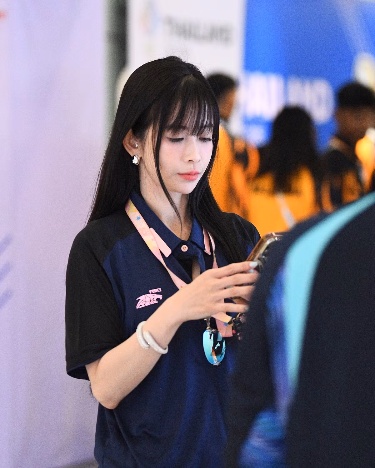 "Chị đẹp" chia sẻ về cảm xúc hoài niệm khi chứng kiến các VĐV trên sàn đấu: "Khi bước vào đây rồi, tôi có cảm giác nổi da gà. Nhạc vang lên tạo cảm giác hồi hộp, cảm giác SEA Games trở lại. Trong người tôi lại dấy lên mong muốn được thi đấu, cảm giác tham vọng. Nhưng mình nghĩ tham vọng đó bây giờ dành cho các em, với mục tiêu là tấm HCV....