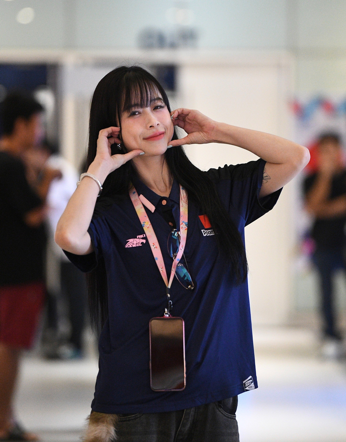 Mới đây, cựu hot girl Taekwondo Châu Tuyết Vân gây sốt khi xuất hiện trên khán đài nhà thi đấu Fashion Island để cổ vũ bộ môn Taekwondo ở SEA Games 33. Cô nàng thu hút với nhan sắc xinh đẹp, nụ cười tươi tắn nổi bật.