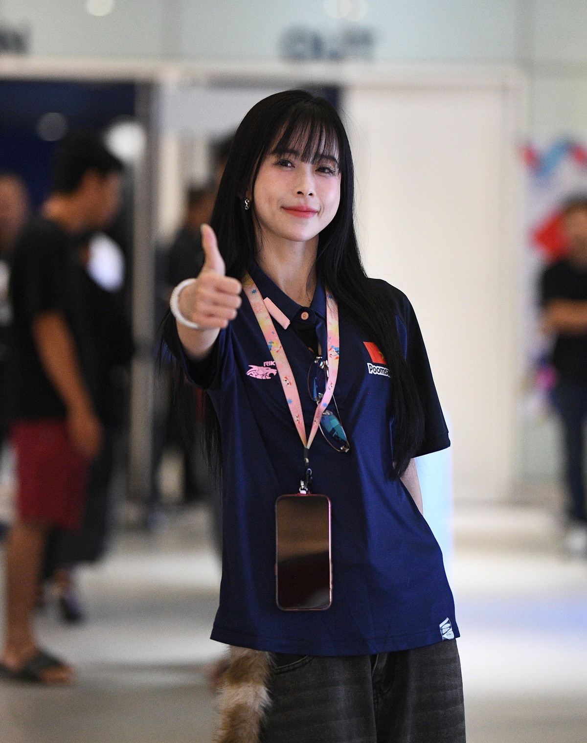 Sang Thái Lan cổ vũ SEA Games 33, "chị đẹp" Châu Tuyết Vân còn đưa gia đình đi cùng, vừa tận hưởng không khí đại hội vừa kết hợp du lịch.