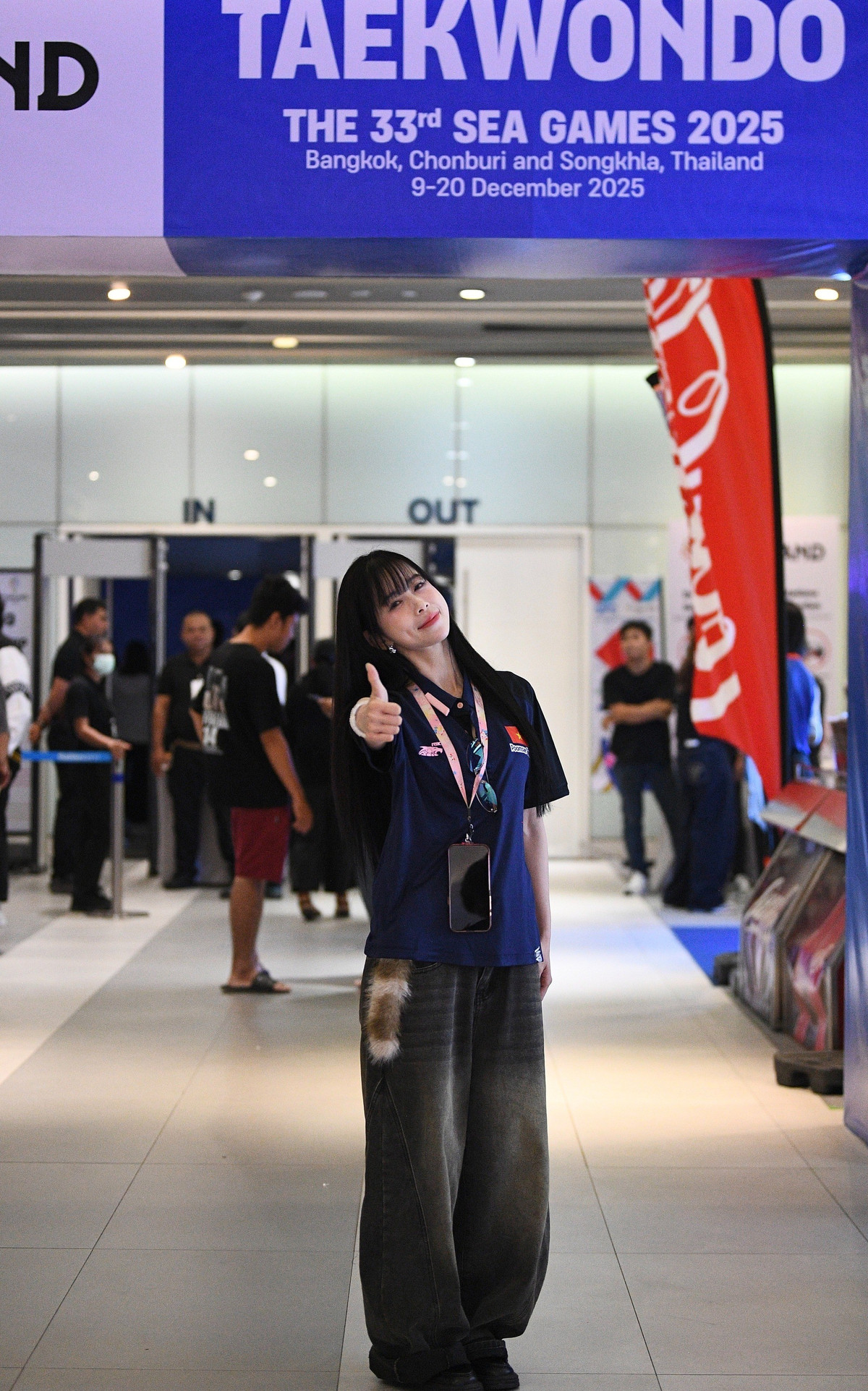 Châu Tuyết Vân diện đồ đơn giản nhưng vẫn thời thượng, rạng rỡ khi cổ vũ cho các đàn em và đồng đội ở đội tuyển Taekwondo Việt Nam.