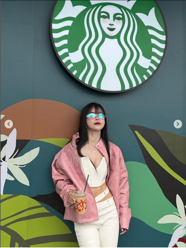 Châu Tuyết Vân nói đầy cảm xúc về lý do đưa gia đình sang Thái Lan cổ vũ SEA Games lần này: "Những lần thi đấu trước, tôi không dám cho bố mẹ đi xem. Mình áp lực thi đấu, sợ nếu mình thua thì sao? Nếu mình khóc thì bố mẹ càng đau lòng hơn. Giờ bản thân thoải mái hơn, sẵn sàng đi Thái Lan xem SEA Games thì cũng đưa bố mẹ đi để biết không khí thi đấu SEA Games thế nào, gay cấn ra sao. Hôm nay bố mẹ hỏi và mình đã giải thích để bố mẹ hiểu hơn".