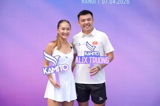 Ngôi sao pickleball Alix Trương bên cạnh tay vợt nam hàng đầu Việt Nam - Lý Hoàng Nam. Ảnh: Hoàng Anh