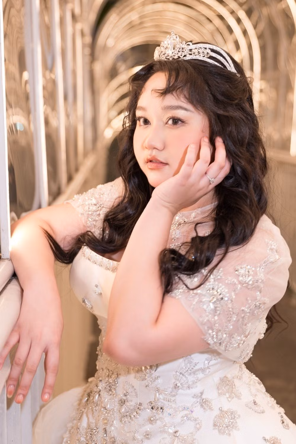 Trúc Anh hóa công chúa với đầm đính đá, phối voan xuyên thấu trong một show thời trang cuối tháng 5 tại TP HCM.