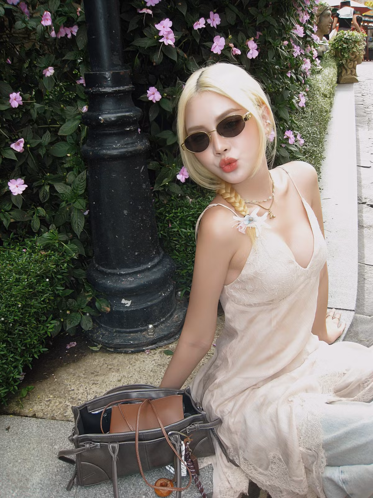 Mỹ nhân sinh năm 1999 sở hữu đôi mắt to tròn, sống mũi cao cùng bờ môi cong gợi cảm.