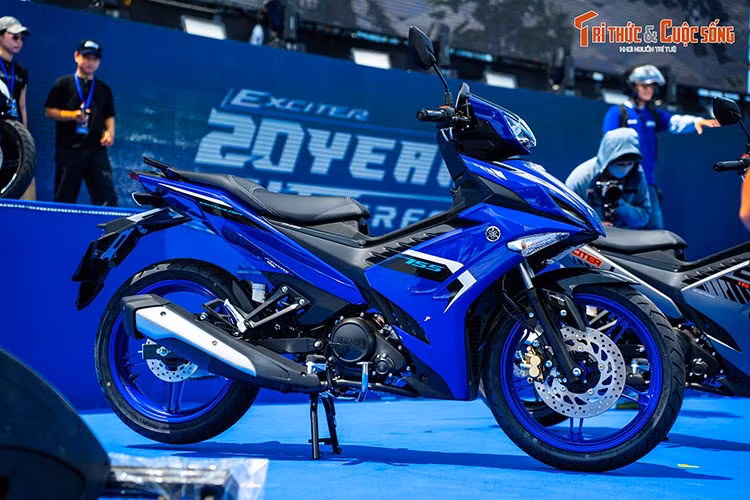 Ở phiên bản 2026, Yamaha Exciter 155 tiếp tục giữ kiểu dáng underbone thể thao, nhưng được phát triển theo ngôn ngữ thiết kế mới. Thân xe được làm gọn hơn, các mảng ốp tạo cảm giác dồn trọng tâm về phía trước, hướng tới việc giảm lực cản không khí và tăng độ ổn định khi vận hành ở tốc độ cao.