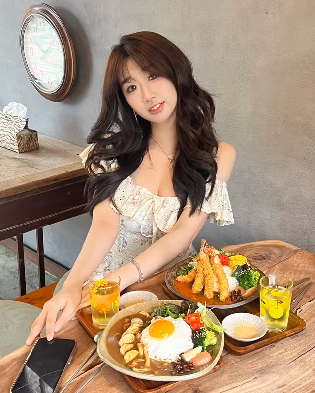 Một trong những điểm nổi bật trong phong cách nấu ăn của Thảo Trần là sự chú trọng đến nguyên liệu tươi ngon và trình bày món ăn tinh tế.