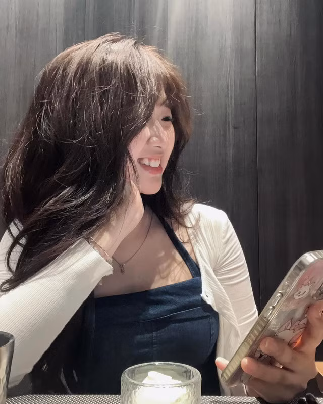 Những video nấu ăn của Thảo Trần nhanh chóng thu hút sự chú ý của cộng đồng mạng nhờ vào cách trình bày món ăn đẹp mắt và đặc biệt là nụ cười tươi tắn cùng chiếc răng khểnh duyên dáng của nữ đầu bếp.