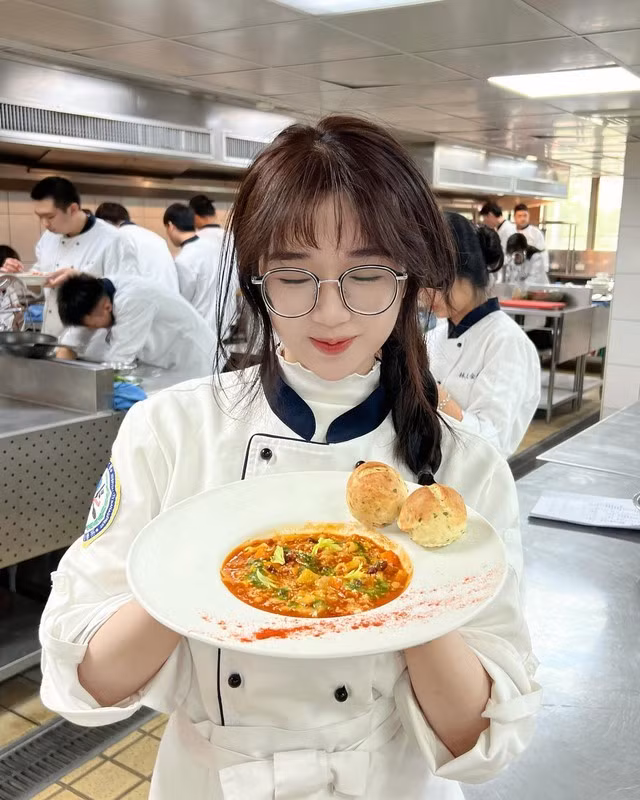 Thảo Trần - gái xinh đang theo học nấu ăn, đầu bếp chuyên nghiệp tại Cao Hùng, Đài Loan. Cô nàng không chỉ gây ấn tượng bởi tài năng nấu nướng mà còn bởi vẻ ngoài xinh đẹp, trong trẻo cùng nụ cười duyên dáng với chiếc răng khểnh đáng yêu.