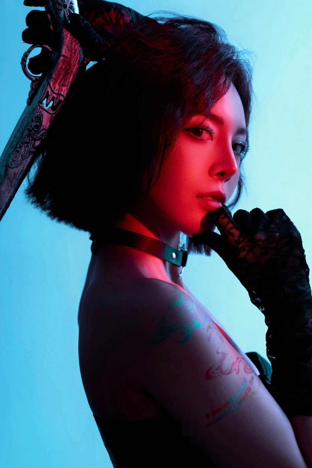 Xuất hiện trong ảnh 'hot girl bắn súng' Việt với phong cách phá cách và đầy quyến rũ. Điểm nhấn đặc biệt đó là đôi chân dài chuẩn 'kiếm Nhật'.