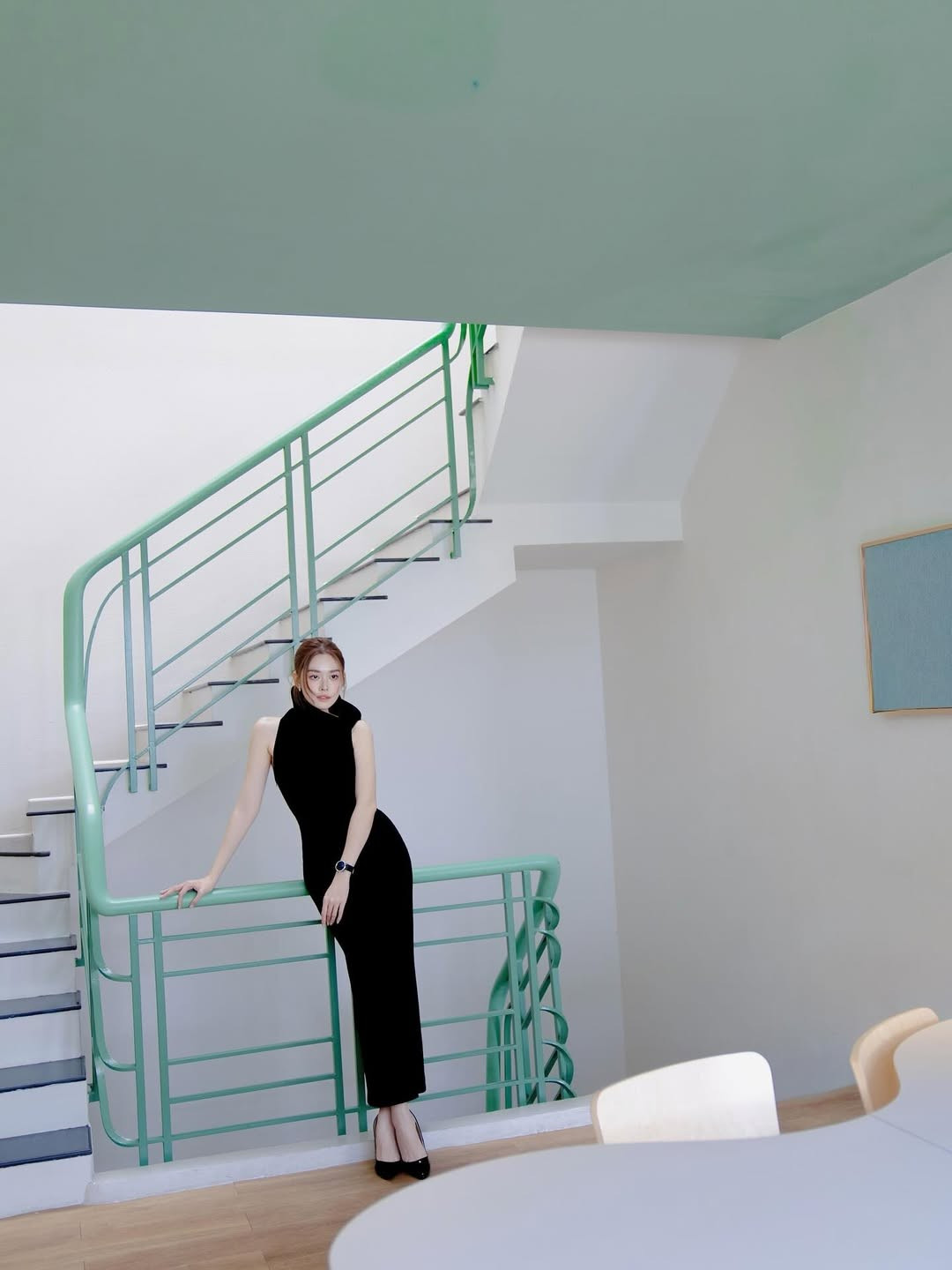 Không chỉ sở hữu ngoại hình nổi bật, Tường San còn được khen ngợi bởi nền tảng học vấn vững vàng. Cô từng là học sinh THPT Phan Đình Phùng (Hà Nội) và theo học Đại học Quốc tế RMIT Việt Nam, nổi bật với khả năng giao tiếp tiếng Anh lưu loát, phong thái tự tin và tư duy hiện đại. Tại Miss World Vietnam, người đẹp từng gây ấn tượng với phần trình diễn múa “Để Mị nói cho mà nghe” cũng như kỹ năng catwalk chắc chắn, giàu cảm xúc.