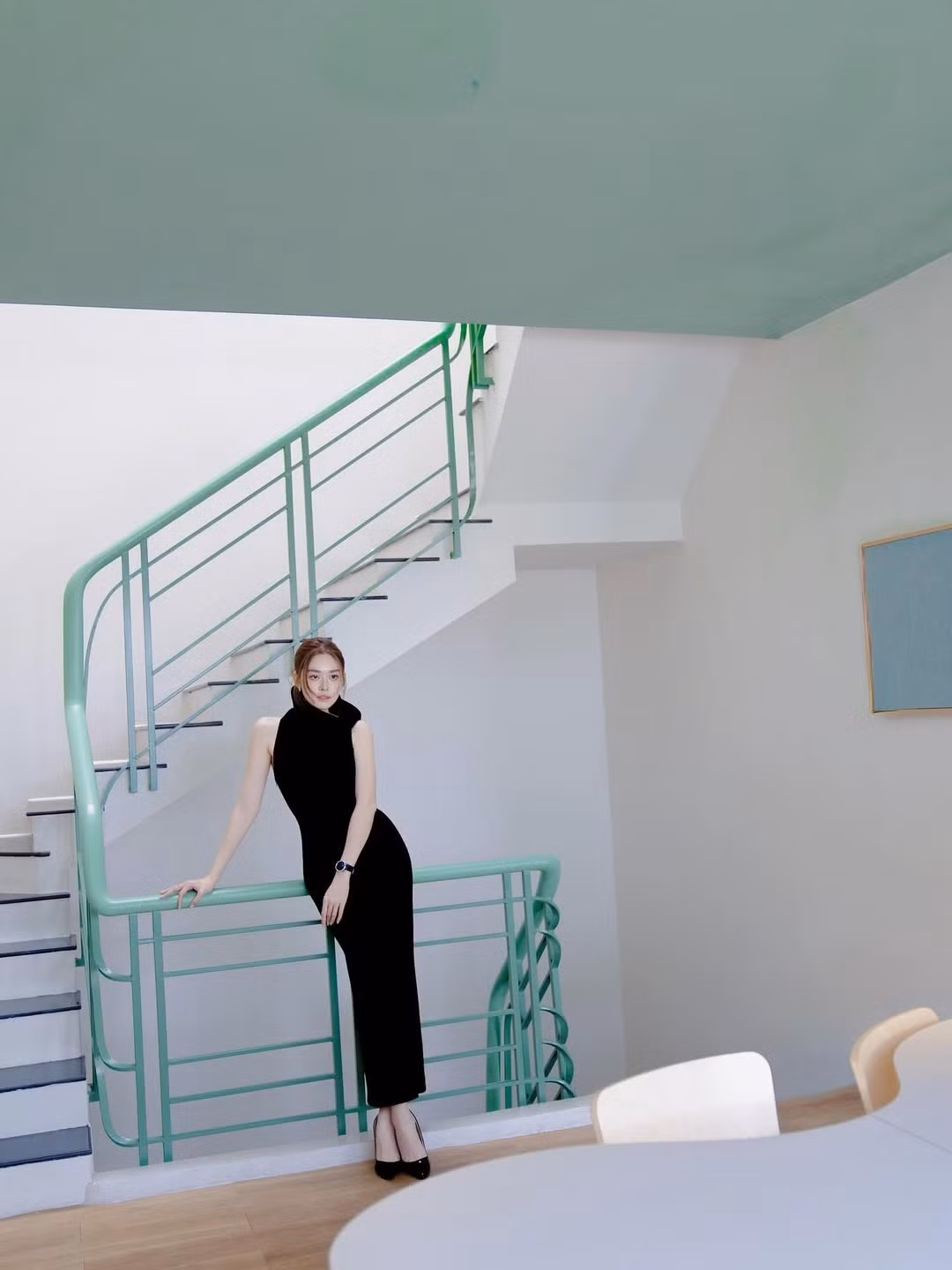 Không chỉ sở hữu ngoại hình nổi bật, Tường San còn được khen ngợi bởi nền tảng học vấn vững vàng. Cô từng là học sinh THPT Phan Đình Phùng (Hà Nội) và theo học Đại học Quốc tế RMIT Việt Nam, nổi bật với khả năng giao tiếp tiếng Anh lưu loát, phong thái tự tin và tư duy hiện đại. Tại Miss World Vietnam, người đẹp từng gây ấn tượng với phần trình diễn múa “Để Mị nói cho mà nghe” cũng như kỹ năng catwalk chắc chắn, giàu cảm xúc.