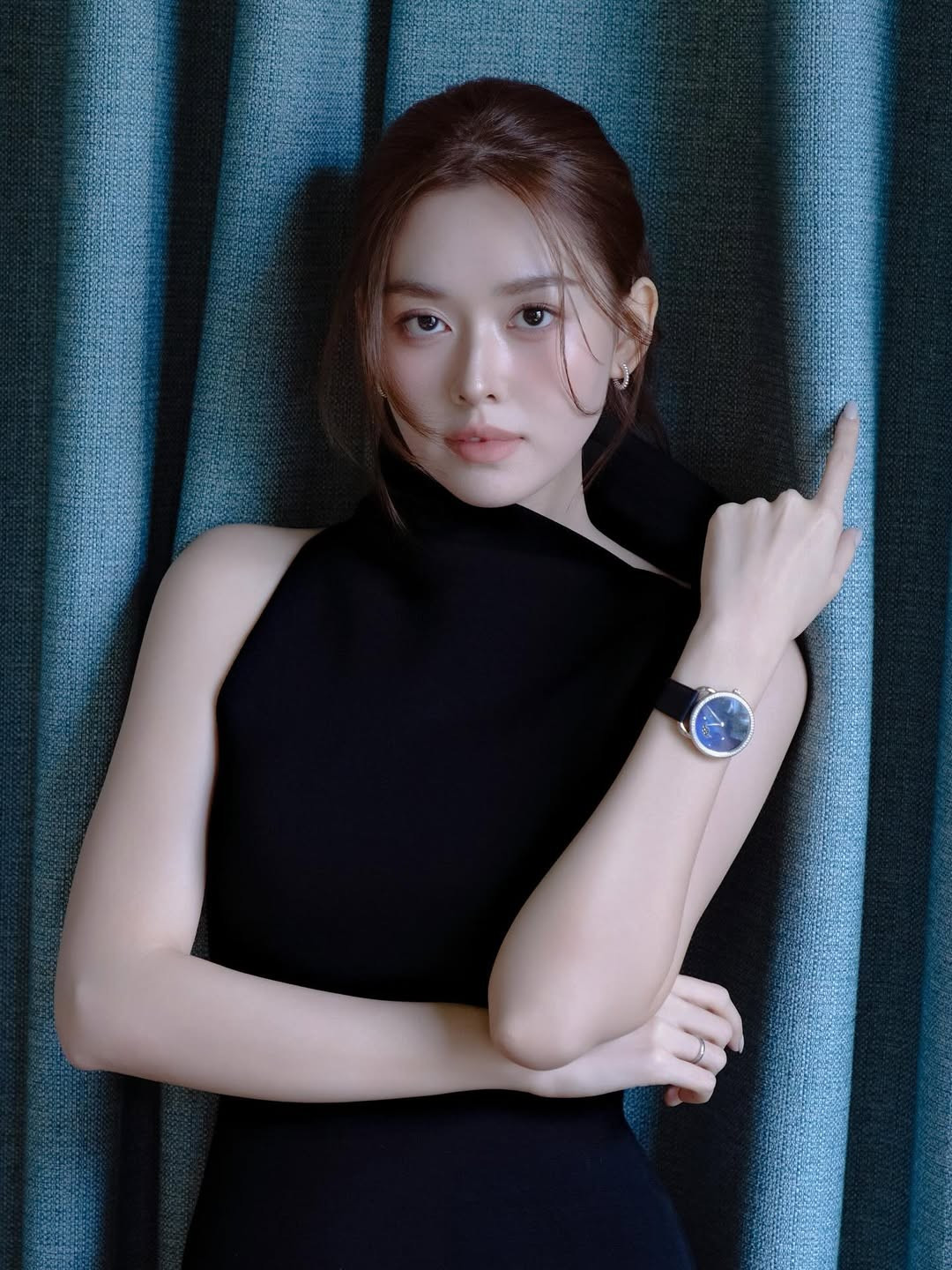 Với phong thái điềm đạm, nhan sắc ngọt ngào cùng lối sống kín tiếng, Á hậu Nguyễn Tường San được xem là hình mẫu phụ nữ hiện đại: biết cân bằng giữa gia đình và đam mê, giữa sự nghiệp và hạnh phúc cá nhân.