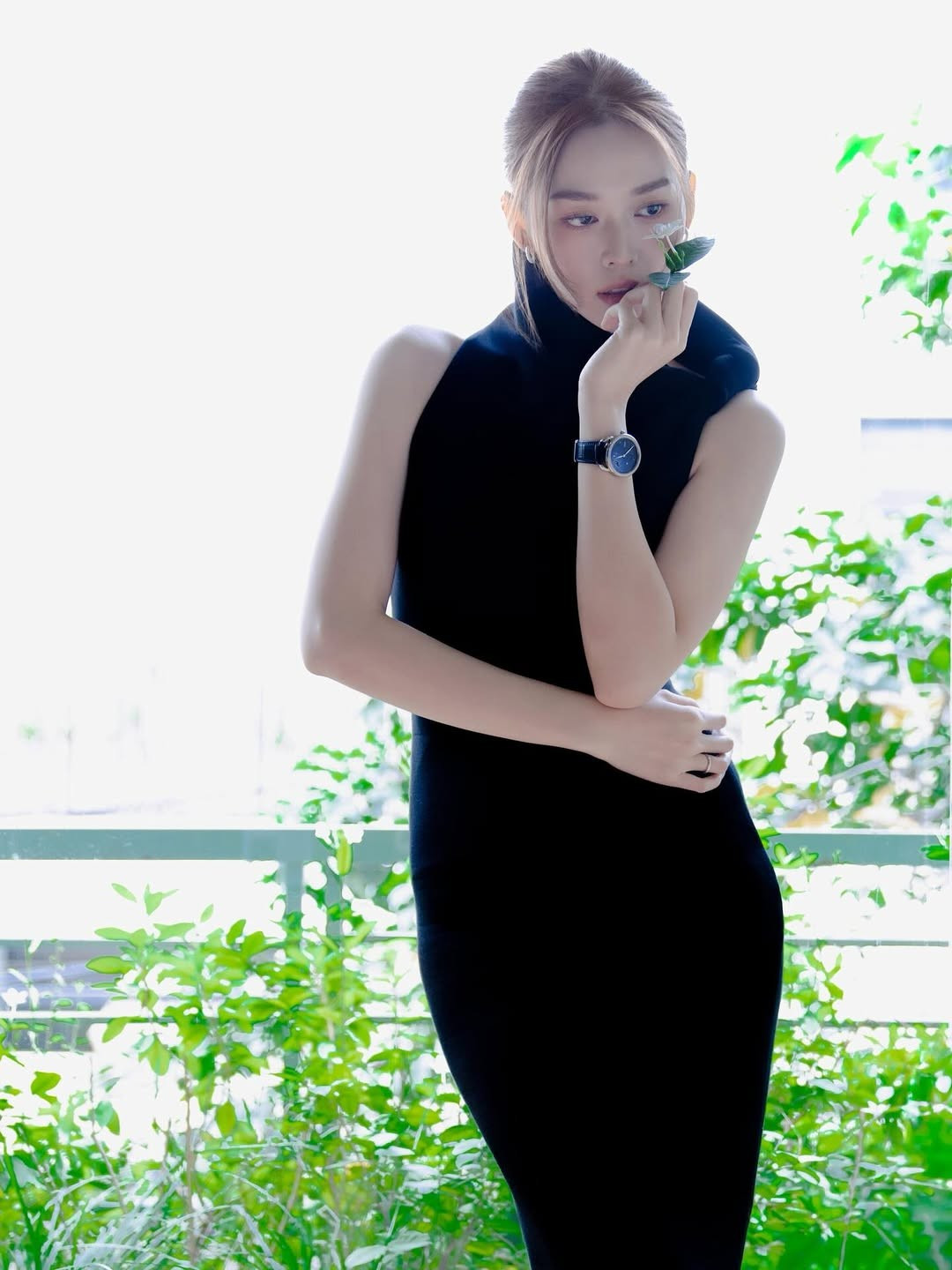 Ở những khung hình cận cảnh, nhan sắc của Á hậu 2 Hoa hậu Thế giới Việt Nam 2019 thực sự “ghi điểm” với gương mặt trái xoan, đôi môi trái tim mềm mại và ánh mắt dịu dàng.