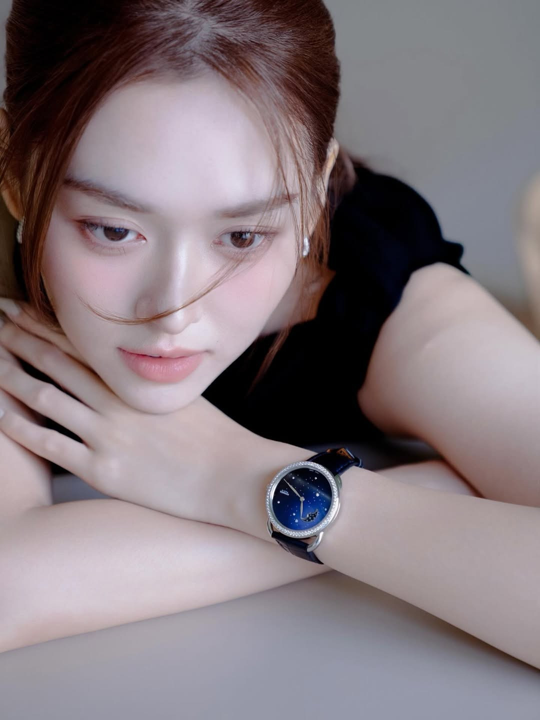 Trong loạt ảnh được đăng tải, Tường San lựa chọn váy đen dáng ôm thanh lịch, thiết kế không tay giúp tôn lên vóc dáng mảnh mai và bờ vai thon gọn. Gam màu trung tính kết hợp bối cảnh tối giản càng làm nổi bật làn da trắng mịn và đường nét gương mặt hài hòa. Phụ kiện được tiết chế tối đa, chỉ điểm xuyết chiếc đồng hồ tinh tế và cành hoa nhỏ, đủ để tạo nên tổng thể sang trọng mà vẫn rất đời thường.