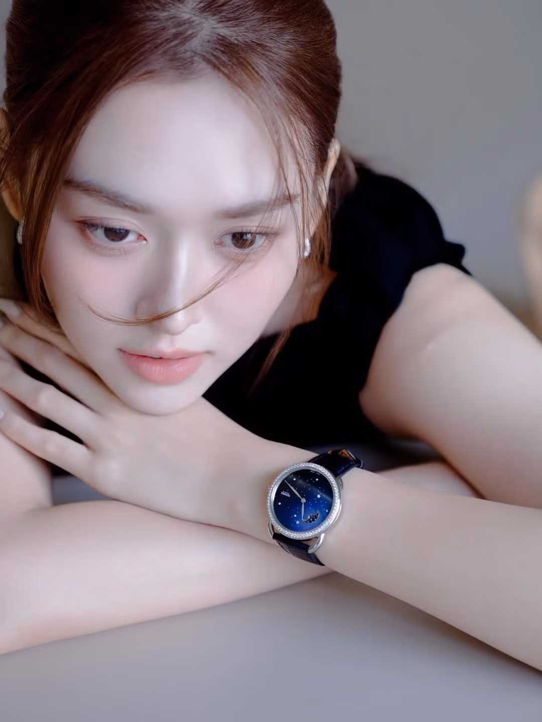 Trong loạt ảnh được đăng tải, Tường San lựa chọn váy đen dáng ôm thanh lịch, thiết kế không tay giúp tôn lên vóc dáng mảnh mai và bờ vai thon gọn. Gam màu trung tính kết hợp bối cảnh tối giản càng làm nổi bật làn da trắng mịn và đường nét gương mặt hài hòa. Phụ kiện được tiết chế tối đa, chỉ điểm xuyết chiếc đồng hồ tinh tế và cành hoa nhỏ, đủ để tạo nên tổng thể sang trọng mà vẫn rất đời thường.