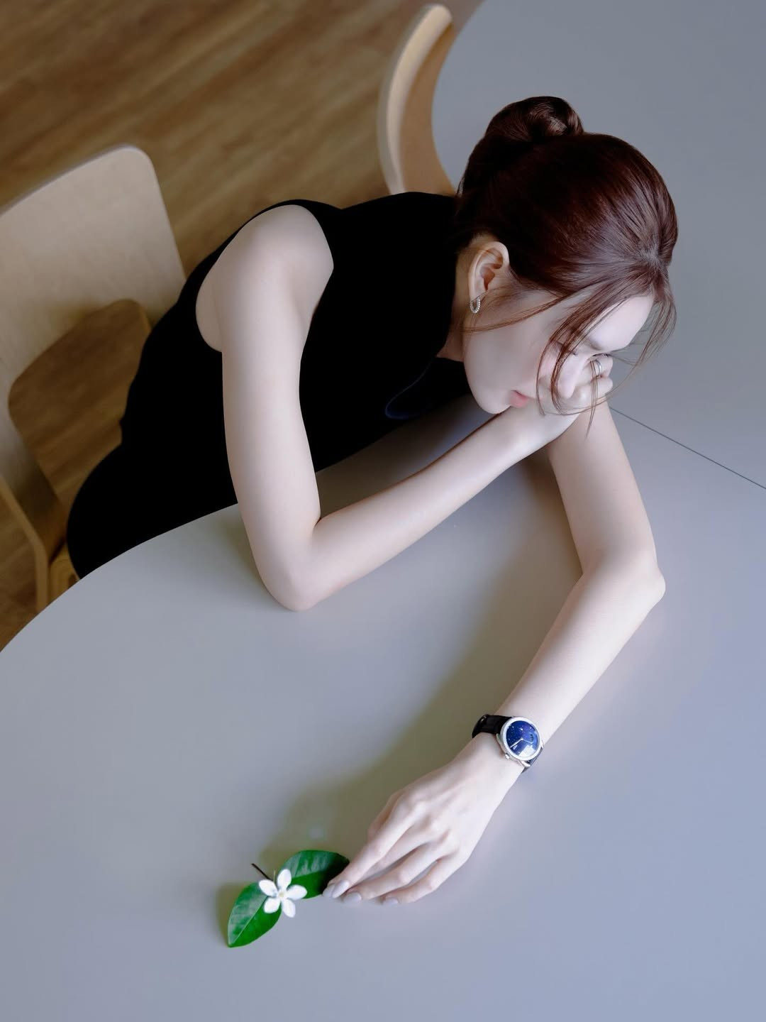 Kiểu tóc buộc gọn cùng vài lọn tóc buông nhẹ giúp Tường San toát lên vẻ đẹp thuần khiết, nữ tính nhưng không kém phần hiện đại.