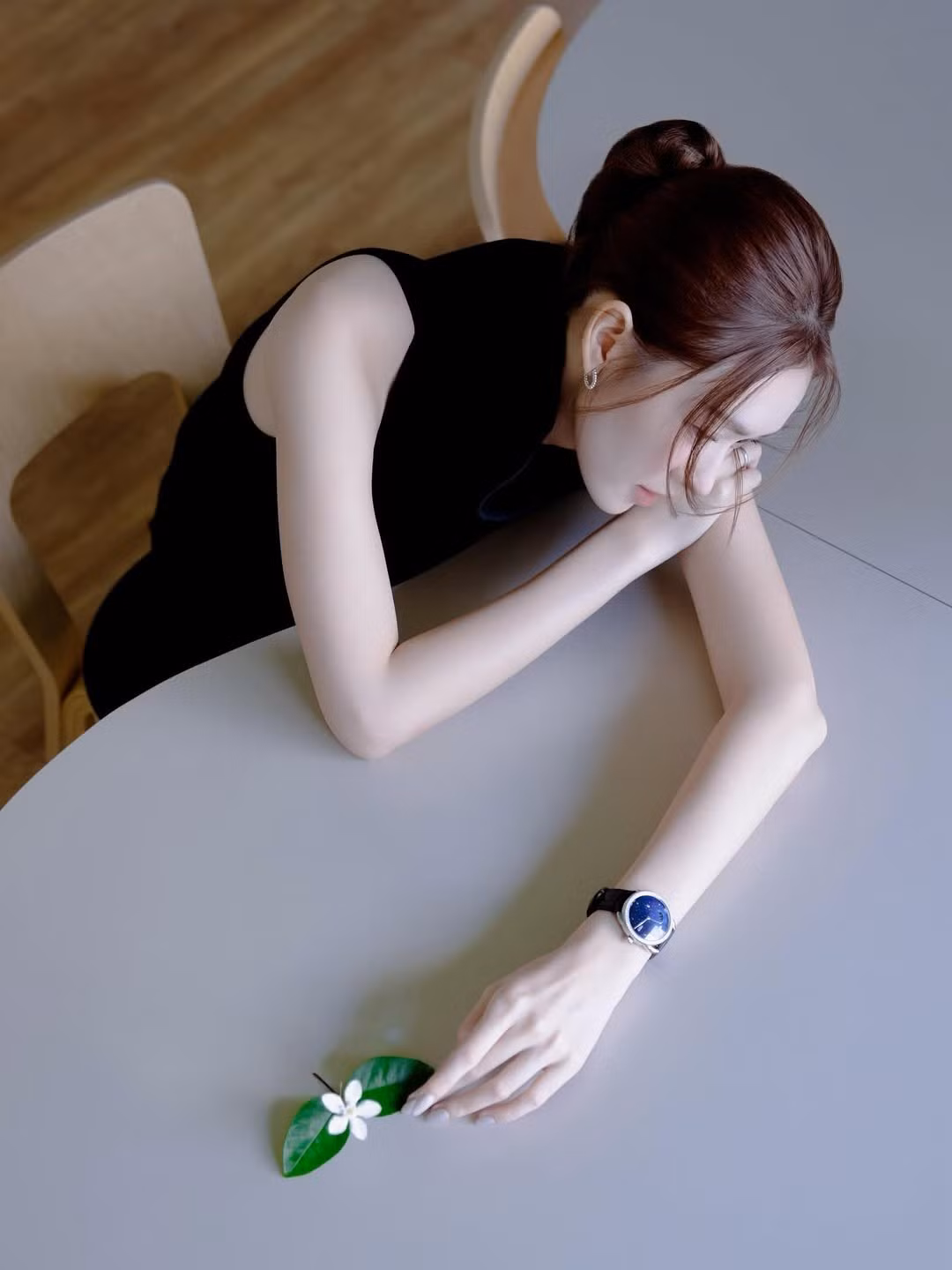 Kiểu tóc buộc gọn cùng vài lọn tóc buông nhẹ giúp Tường San toát lên vẻ đẹp thuần khiết, nữ tính nhưng không kém phần hiện đại.