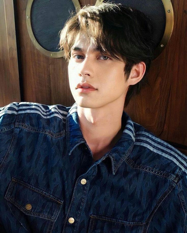 Thời điểm đó, mỹ nam sinh năm 1997 được ví như “crush quốc dân” và biểu tượng nhan sắc của làng giải trí Thái Lan.