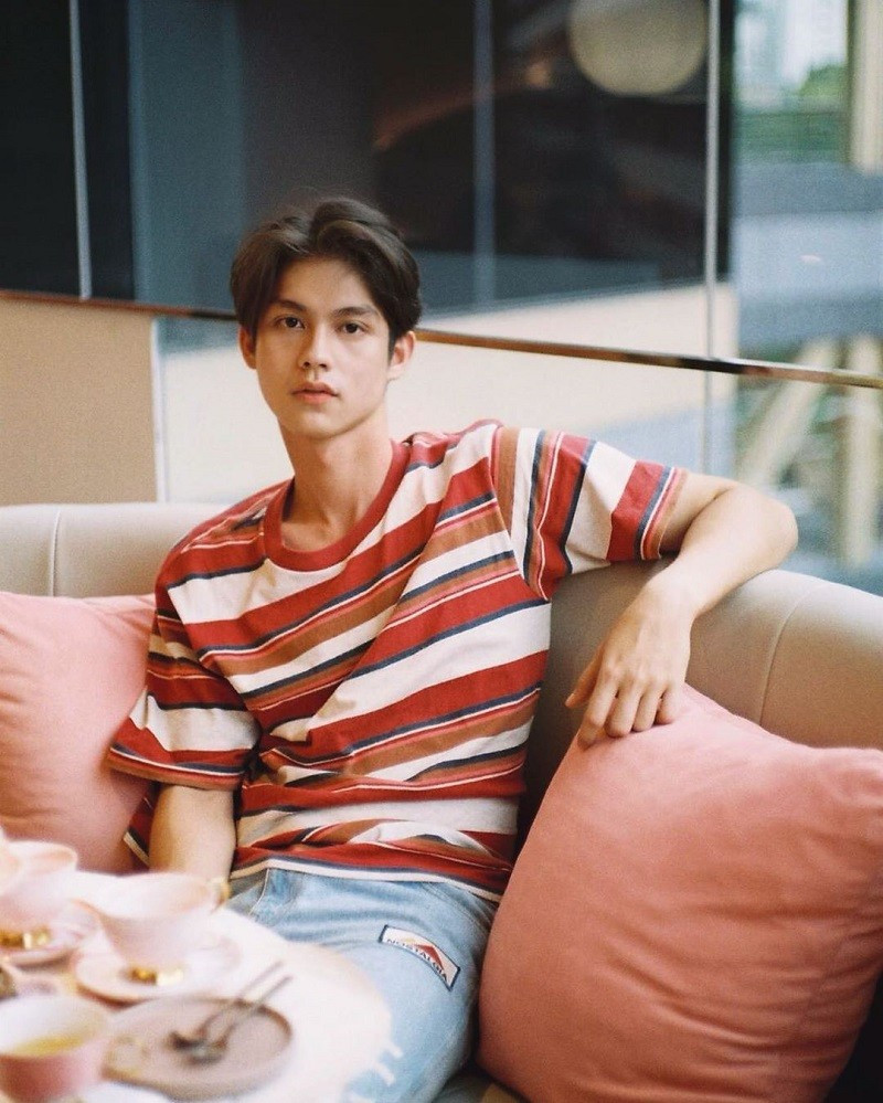 Việc sụt cân khiến gương mặt từng được xem là thế mạnh của Bright phần nào mất đi sự đầy đặn, khỏe khoắn vốn có, các nét lai Tây vì thế trông cũng bị đứng tuổi.