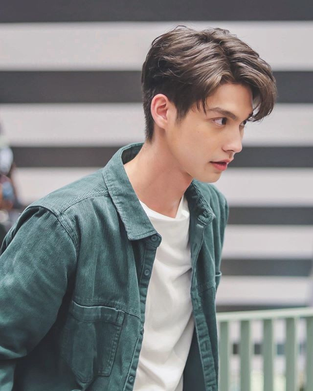 Dễ nhận thấy, một trong những điểm khiến visual của anh tụt dốc chính là vì quá gầy. Thay vì vẻ nam tính, rạng rỡ, gương mặt Bright hiện tại lộ nhiều đường nét xương, phần má hóp khiến tổng thể trở nên hốc hác và kém sức sống.