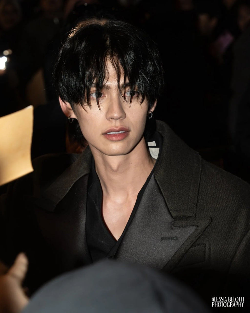 Bên cạnh đó, kiểu tóc dài ngôi sao xứ chùa Vàng trung thành thời gian gần đây cũng gây nhiều tranh cãi, khiến visual của nam diễn viên trông càng khác xa giai đoạn đỉnh cao nhan sắc.