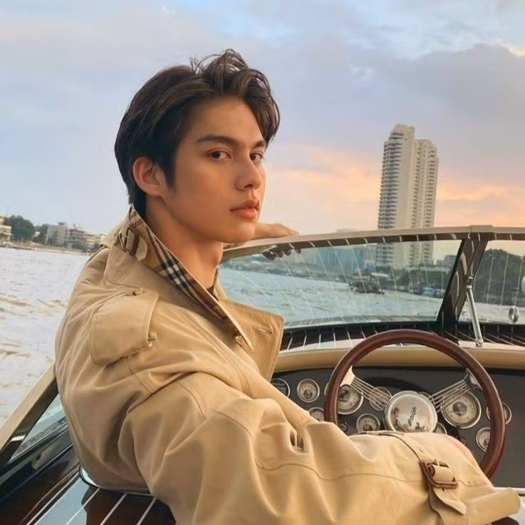 Bên cạnh đó, vóc dáng cao ráo với chiều cao 1m83 nổi bật cùng tỷ lệ cơ thể cân đối càng khiến hình ảnh của nam diễn viên trở nên nổi bật trong mọi khung hình, dù là trên màn ảnh hay ngoài đời thường.