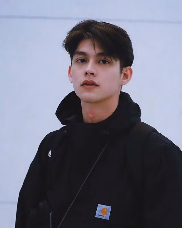 Ở thời kỳ đỉnh cao nhan sắc, Bright được xem là chuẩn mực visual của dàn nam thần Thái Lan thế hệ mới. Gương mặt nam diễn viên gây ấn tượng mạnh với những đường nét sắc sảo, góc cạnh rõ ràng, sống mũi cao thẳng, đôi mắt sâu và ánh nhìn vừa lạnh lùng vừa cuốn hút. Việc lai giữa 3 dòng máu giúp Bright sở hữu vẻ đẹp lai hài hòa, vừa phóng khoáng phương Tây, vừa có nét Á Đông mềm mại.