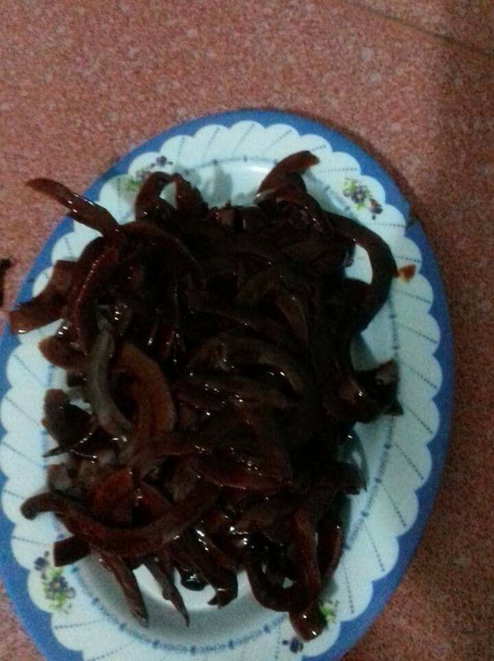 Tuy nhiên, một cư dân mạng làm món mứt dừa có màu socola khi sên với đường chứ không trắng tinh.