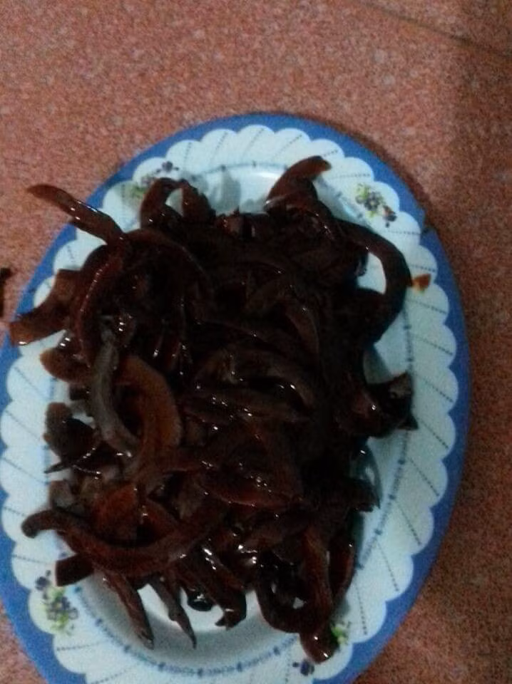 Tuy nhiên, một cư dân mạng làm món mứt dừa có màu socola khi sên với đường chứ không trắng tinh.