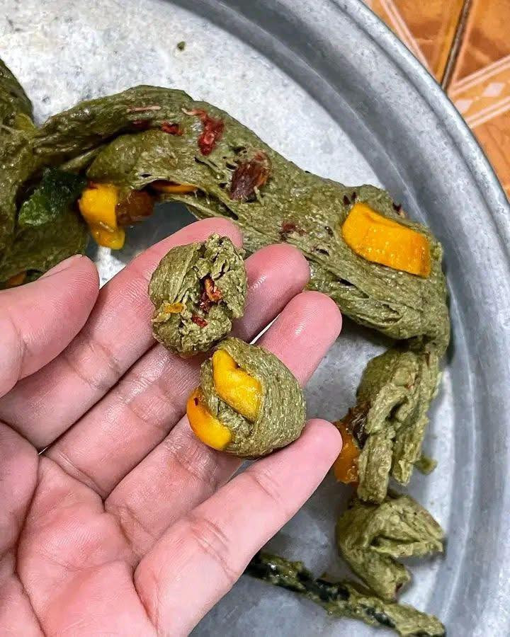 Kết cấu kẹo mềm nhũn, không định hình được thành thanh, phải dùng kéo cắt từng khúc như… cắt lá dong. Nhiều người thừa nhận nếu không đọc chú thích, họ khó đoán đây là kẹo nougat.