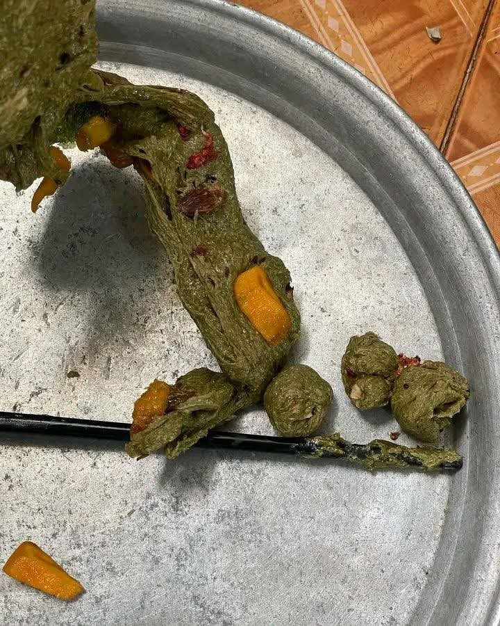 Mới đây, một cô gái trẻ chia sẻ hình ảnh thành phẩm kẹo nougat tự làm, kèm dòng trạng thái hài hước: “Lần đầu làm kẹo Tết tặng người yêu, chắc anh ấy sẽ nhớ mình cả đời…”. Trong ảnh, thay vì những thanh kẹo trắng ngà điểm hạt dẻ, nam việt quất bắt mắt, thành phẩm lại là một khối màu xanh xám sẫm, dẻo quánh, quấn chặt quanh các miếng xoài sấy vàng ươm.