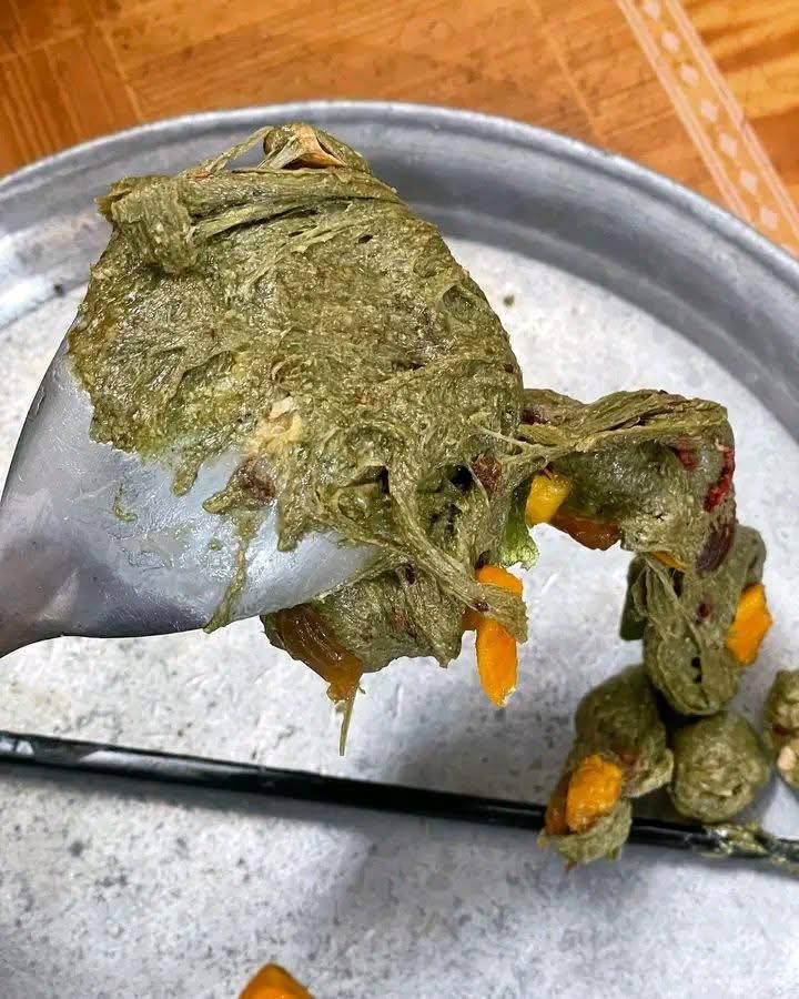 Bài đăng nhanh chóng thu hút hàng chục nghìn lượt tương tác cùng vô số bình luận hài hước từ cộng đồng mạng. Một tài khoản trêu: “Nougat matcha phiên bản… rau cải bóp xoài sấy à chị?” Người khác góp ý nhẹ nhàng hơn: “Chắc bạn cho nhiều bột trà xanh quá nên kẹo bị bết dính, lại chưa đủ nhiệt độ để marshmallow kết cấu lại.” Không ít dân mạng đồng cảm vì từng rơi vào tình huống tương tự: “Tôi cũng từng làm nougat mà quên lót giấy nến, cuối cùng phải… cạy kẹo khỏi khay bằng thìa inox.” “Nhìn còn đỡ hơn mẻ kẹo của tôi, đông cứng như đá, cắn muốn gãy răng.”